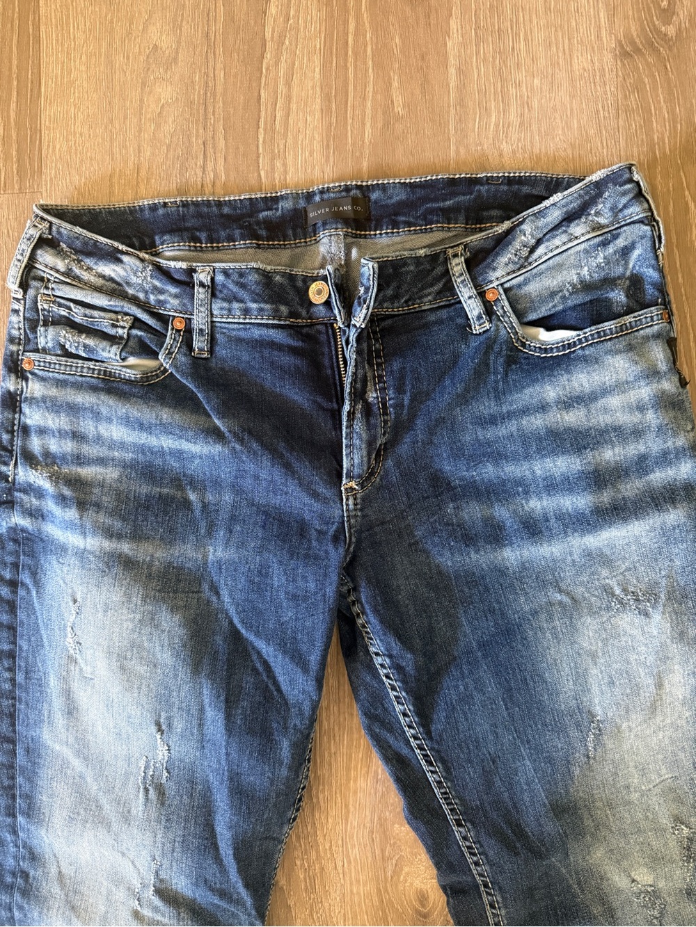 Silver Jeans Women's Bootcut Jeans in Distressed Medium Blue Wash - Picture 4 of 6
